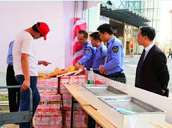 执法人员检查美食原料