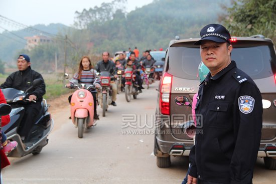 民警在进行交通维护