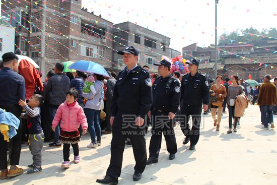 民警在演出现场开展巡逻工作