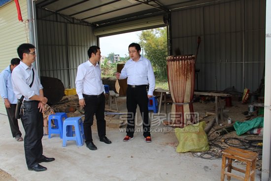 汪亮（右一）在邓塘村大鼓制作基地视察