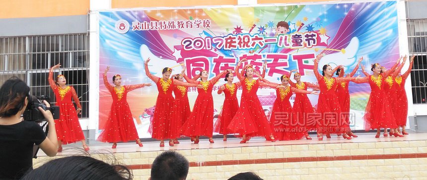 老年大学的欢快舞蹈美丽中国.jpg