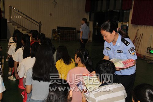 民警向学生发放宣传资料.jpg