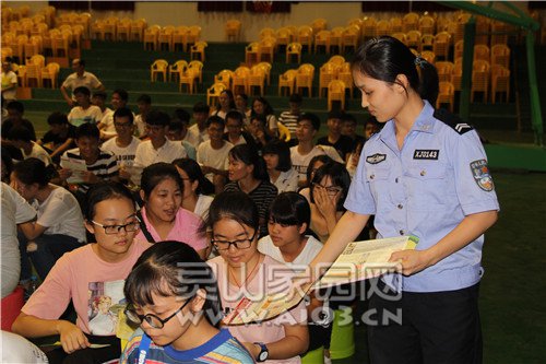 民警向学生发放宣传资料1.jpg