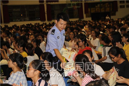 民警向学生发放宣传资料2.jpg