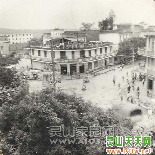 70年初的燕山路，中间的建筑如今已成为财富广场，右边的建筑为邮政局.png