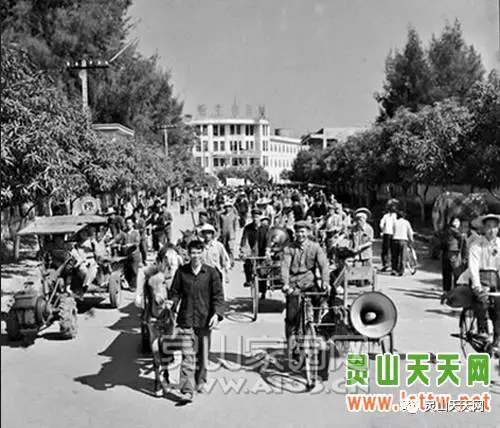 70年代中期的县城六峰路.jpg