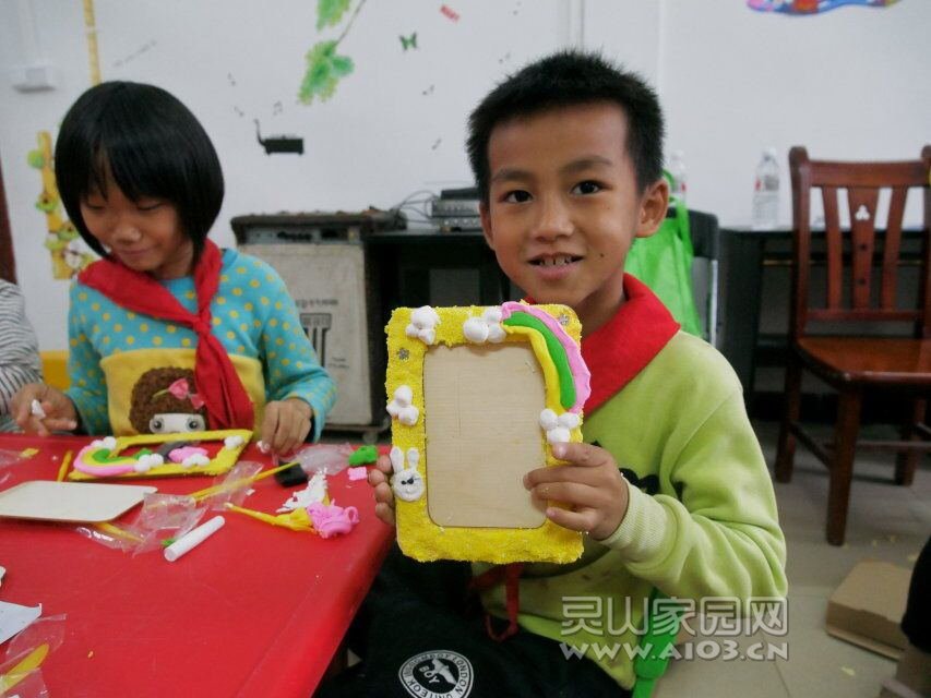 图五：儿童展示自己的DIY作品.jpg