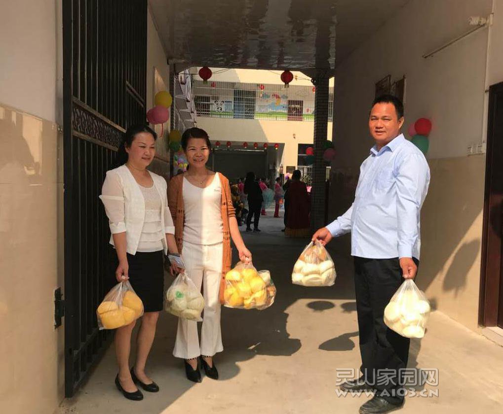 图二：县光荣院梁院长（左一）接受梁记包子店赠送给院民的包子.jpg