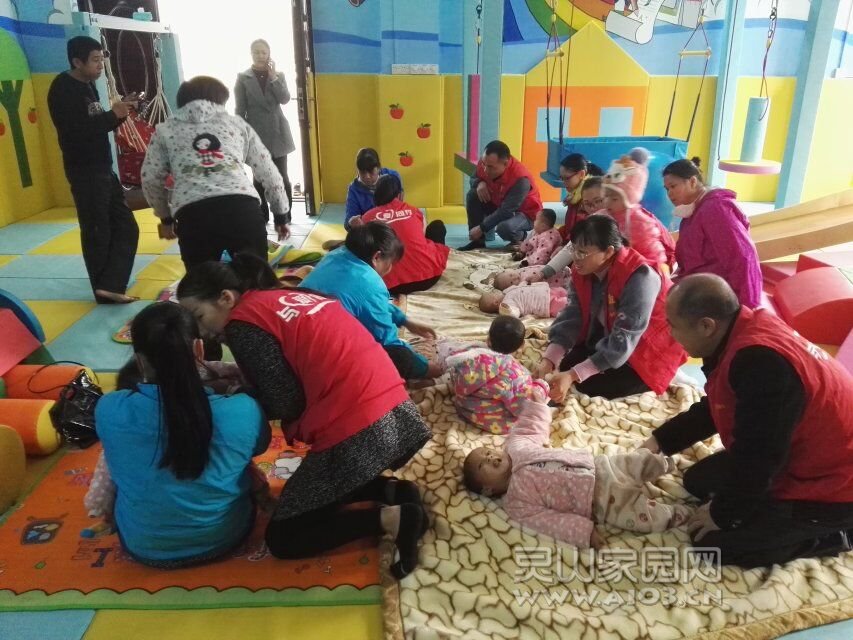 志愿者和福利院阿姨一起给孩子做康复训练。