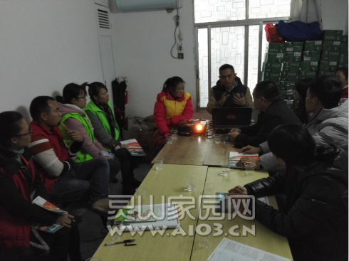 图二：八桂义工代表王世杰（左六）介绍协会情况.png