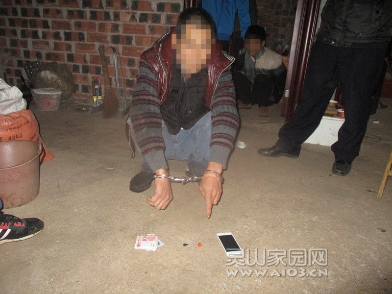 抓获的犯罪嫌疑人与缴获的毒品3.JPG