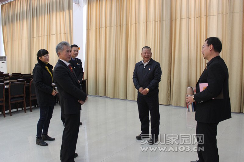 曾方来与党员干部们就学习贯彻党的十九大精神进行互动交流。.jpg