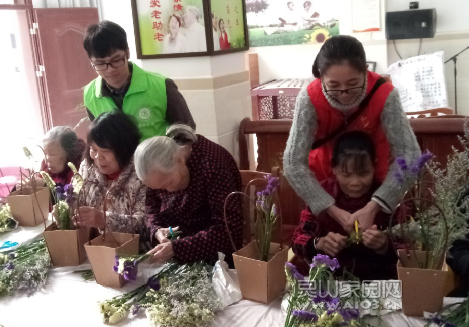 图三：社工与志愿们协助老人家们插花.png
