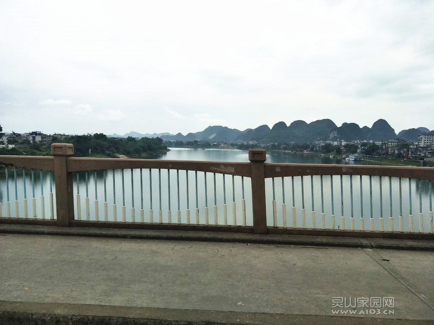 融水县城外的一条江，宽阔的江面映着秀丽的山峰，像一幅山水画