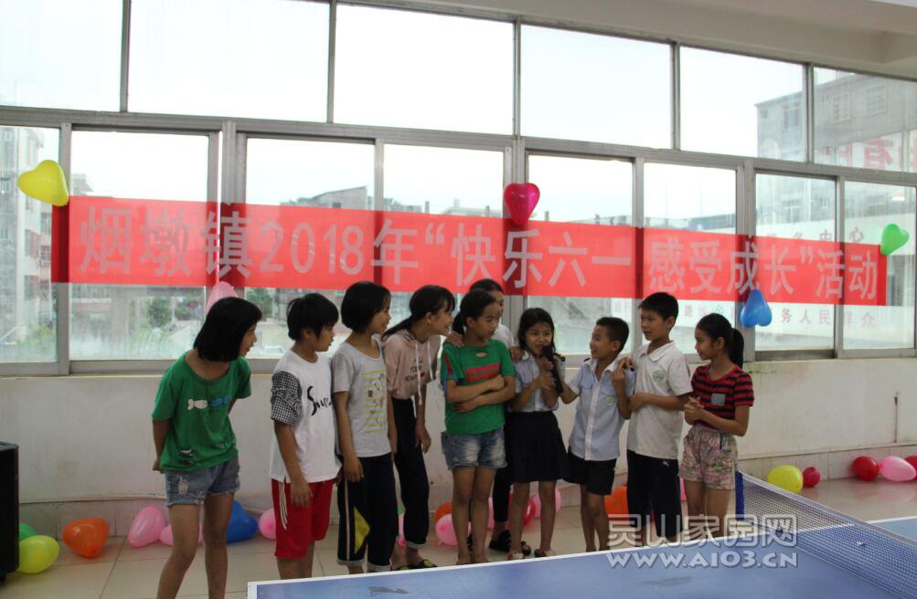 烟墩镇人民政府举办”六一”儿童节，附件的孩子们兴高采烈地前来参加活动