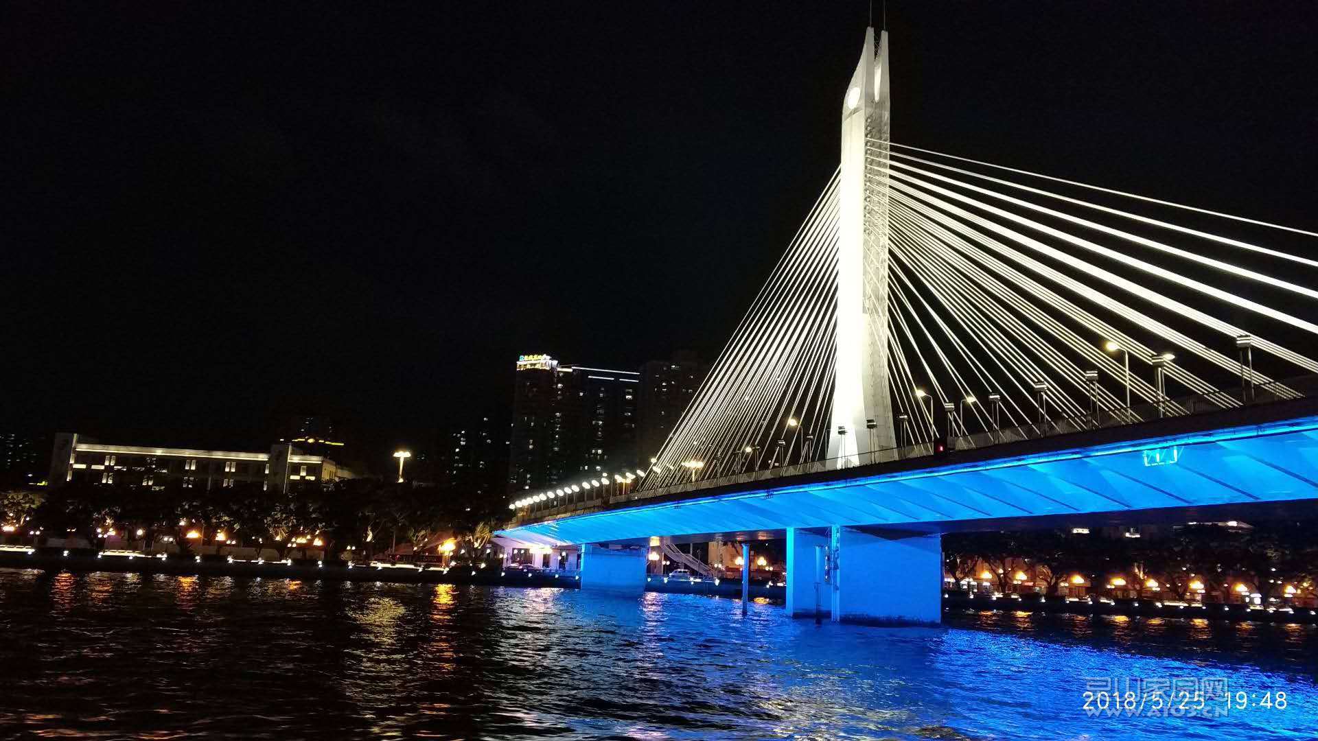 5月底到广州参加公司培训，组织了一次珠江夜游！这是广州大桥。