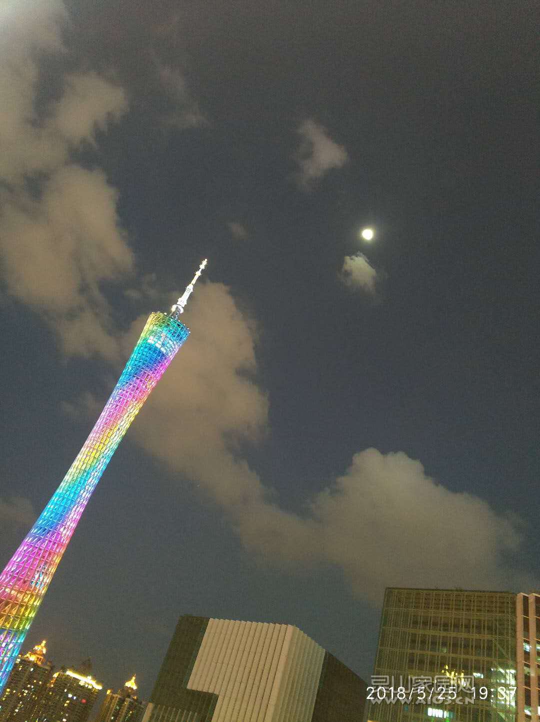 5月底到广州参加公司培训，组织了一次珠江夜游！这是广州塔。