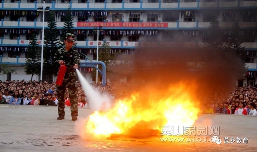 灵山二中举行2018年秋期消防应急疏散演练3.jpg