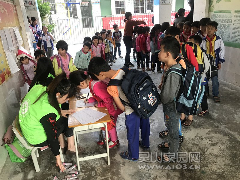 图一：社工引导泗洲儿童签领护手霜.jpg