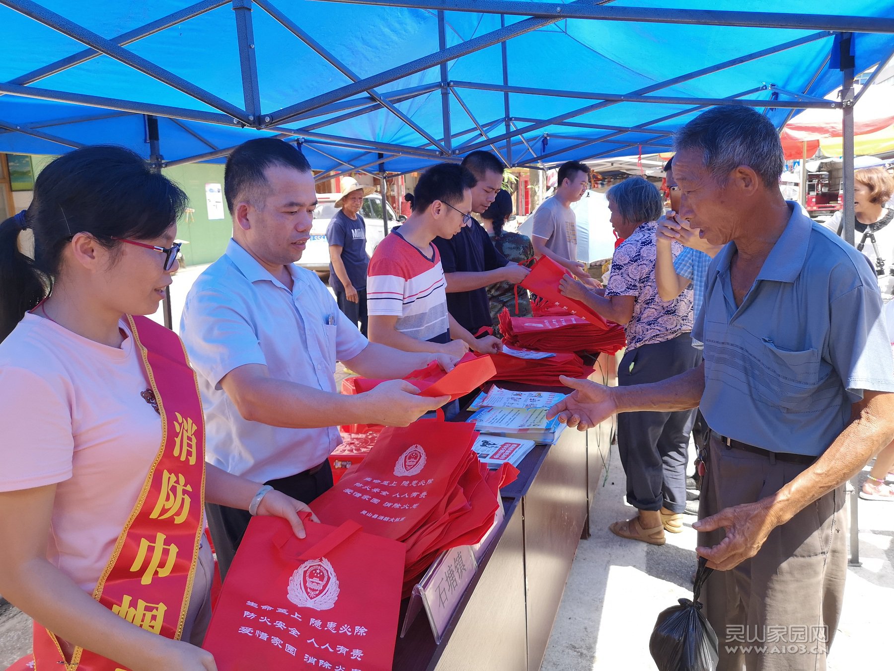 发放消防安全知识宣传资料