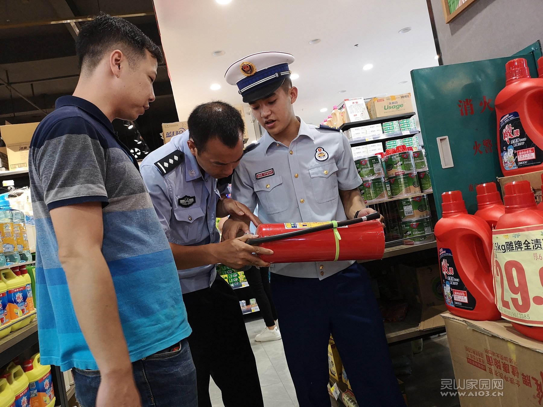对超市消防器材进行检查