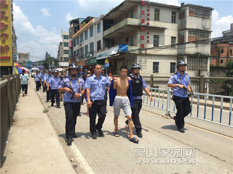 警方押解嫌犯现场.jpg