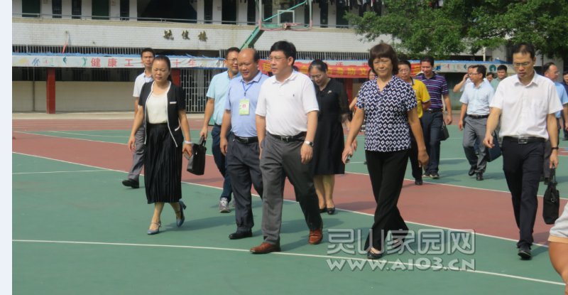 钦州市市委常委刘仁山副市长在视察陆屋中学
