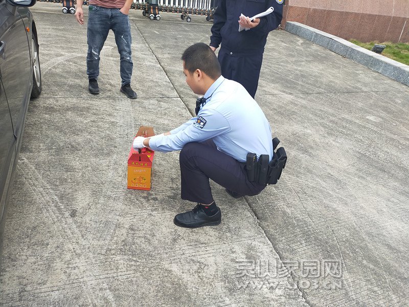 民警检测箱子.jpg