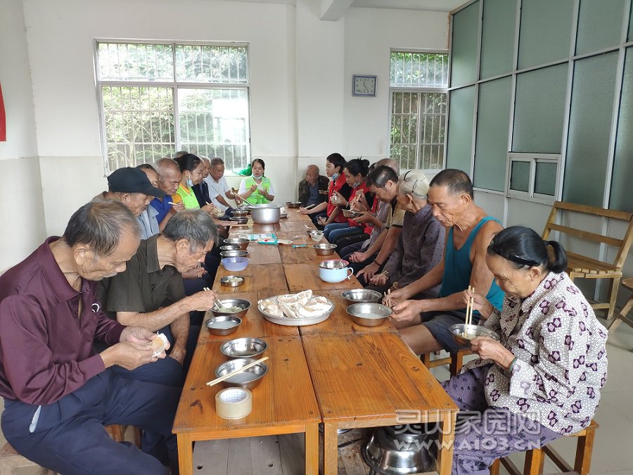 社工、志愿者与老人们一起吃饺子.jpg