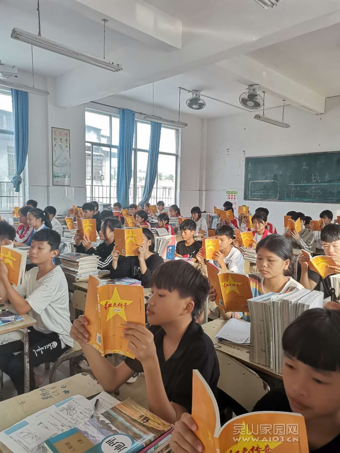 灵山县陆屋中学的同学们在认真的阅读《红色传奇》书籍。.jpg