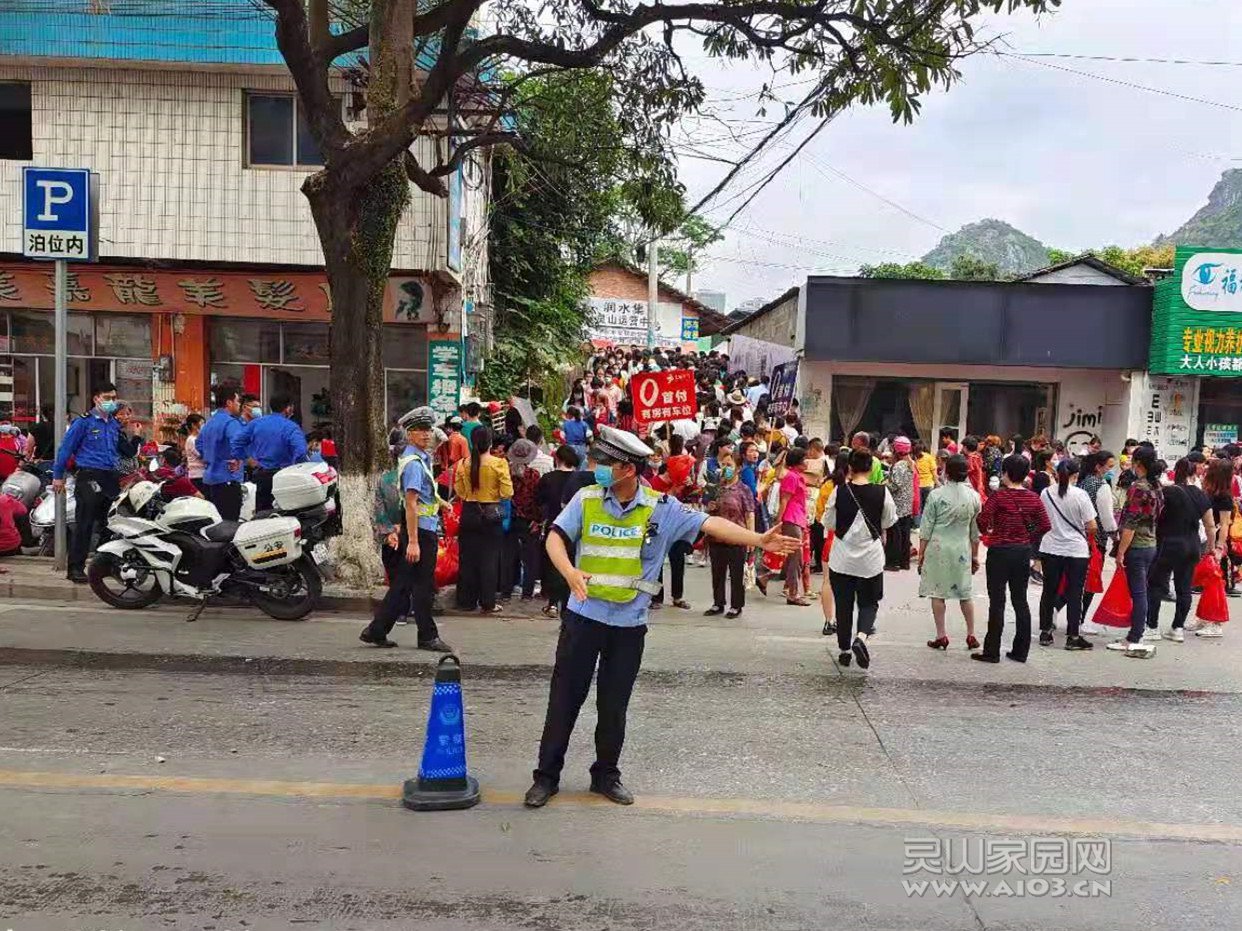 交警疏导附近的人流、车流，确保道路交通秩序畅顺.jpg