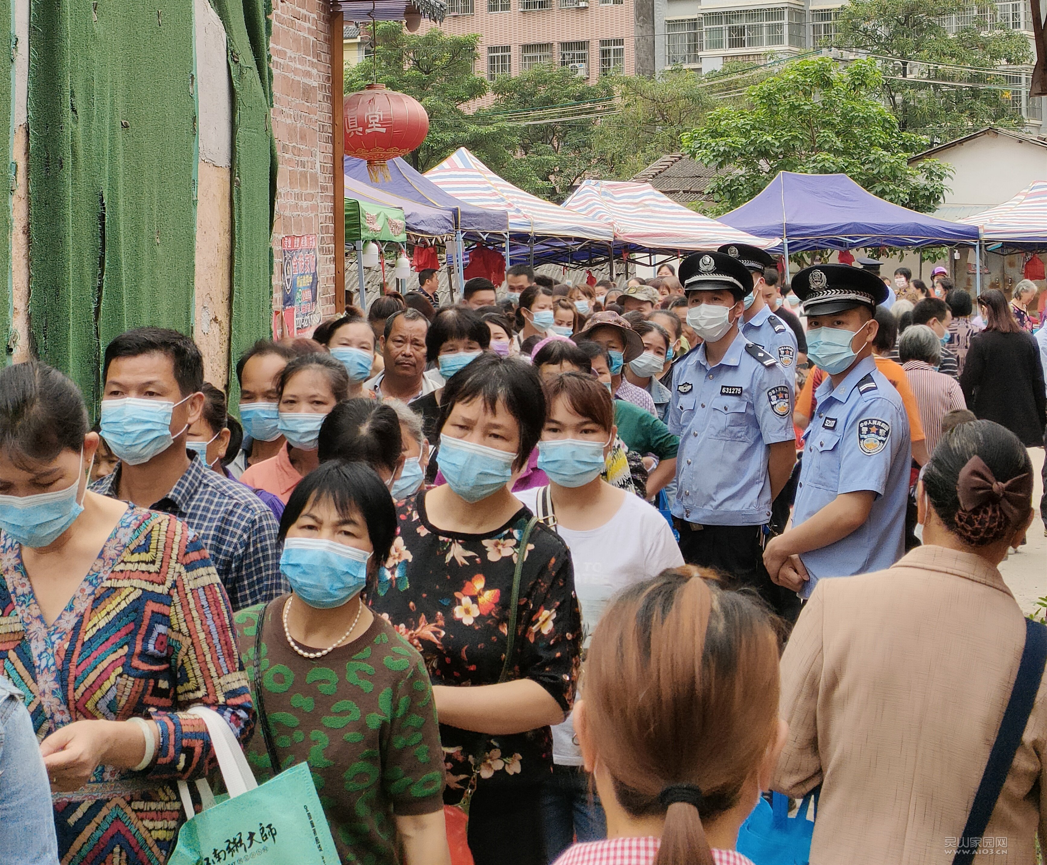 民警在现场维持活动秩序 (1).jpg