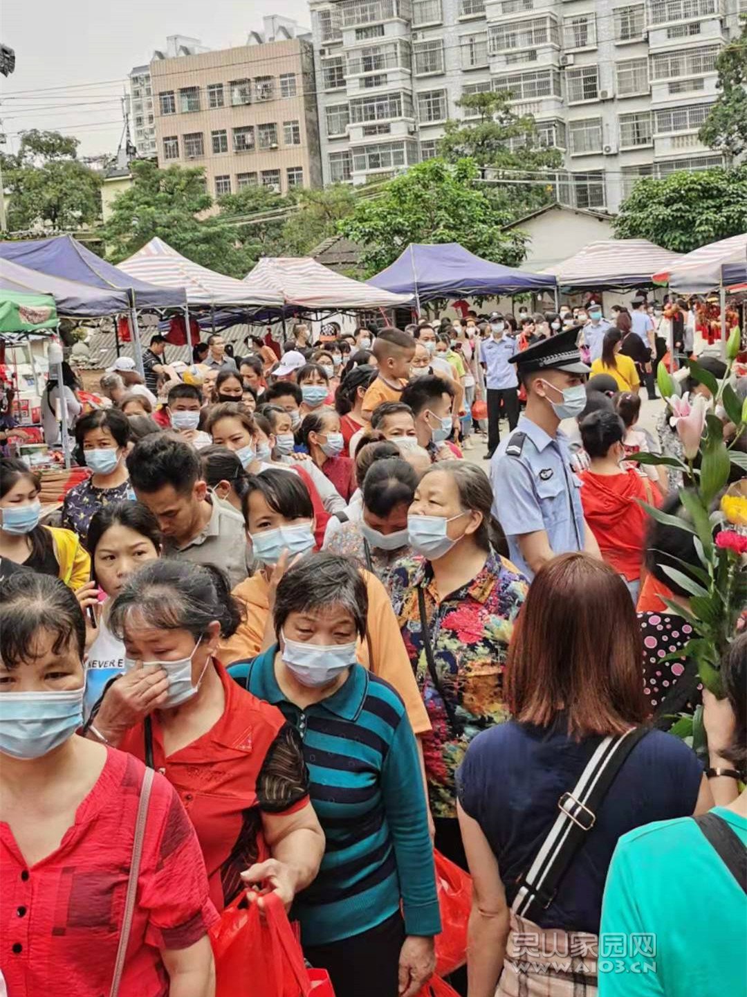 民警在现场维持活动秩序 (2).jpg