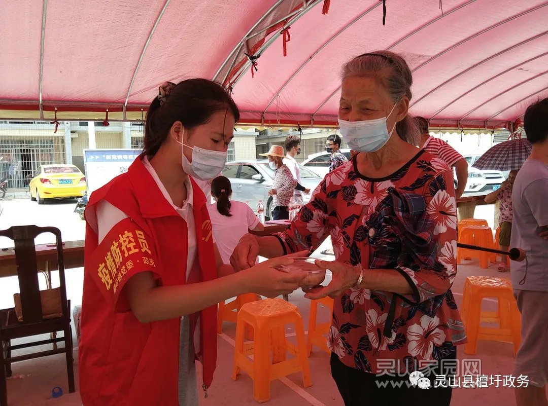 檀圩镇志愿者为等待接种疫苗的群众送上绿豆粥