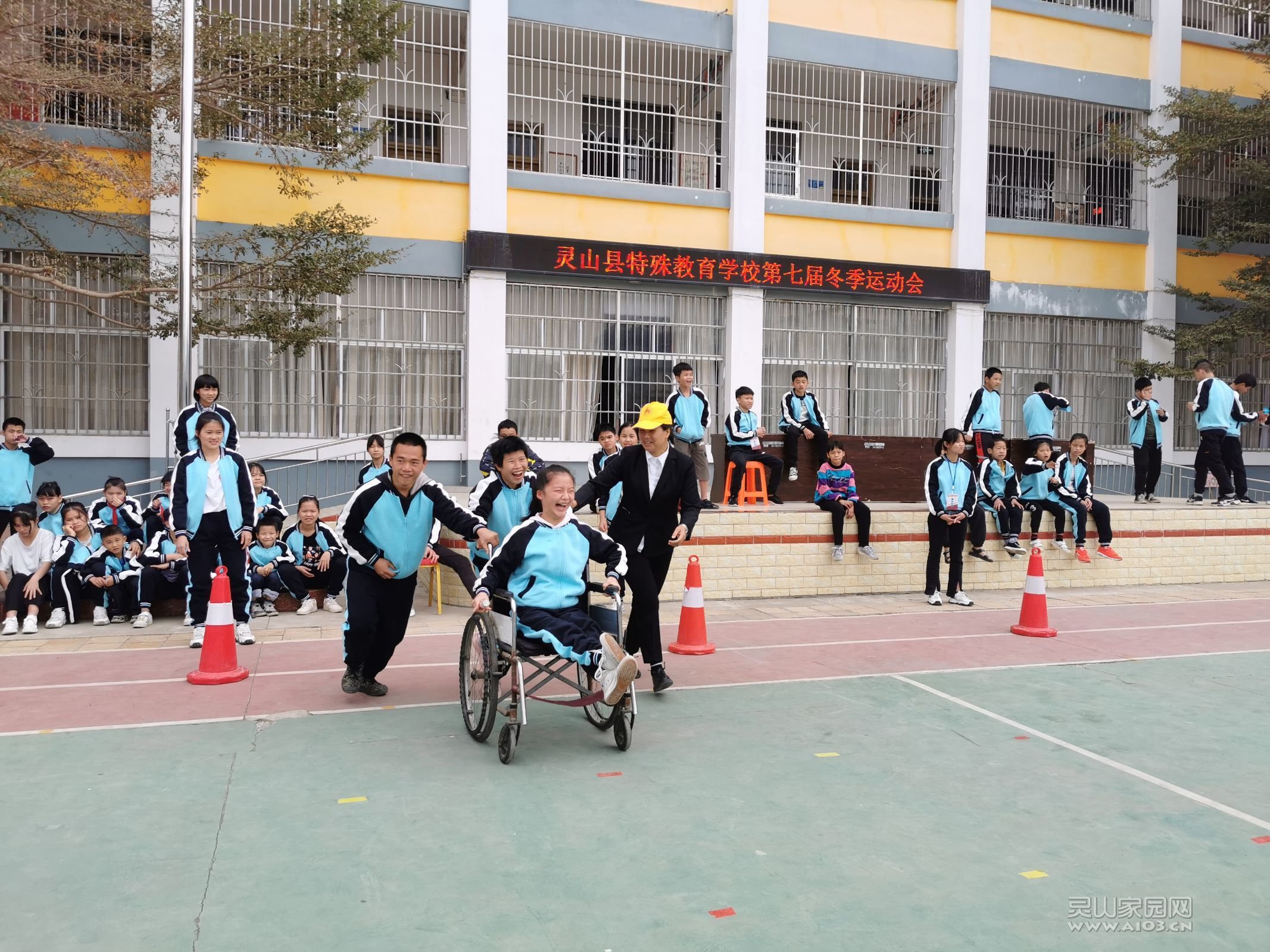 坐轮椅学生在老师同学帮助下参加比赛.jpg