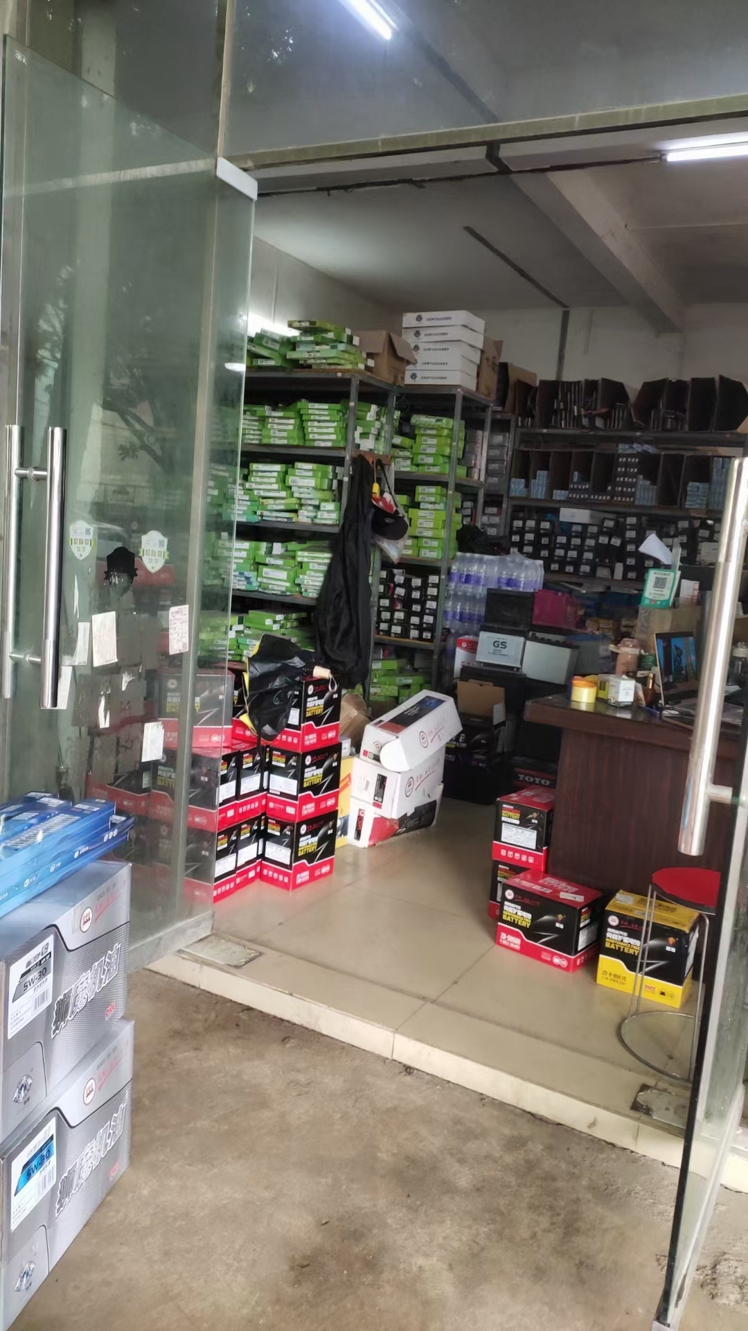 三头六臂汽配店