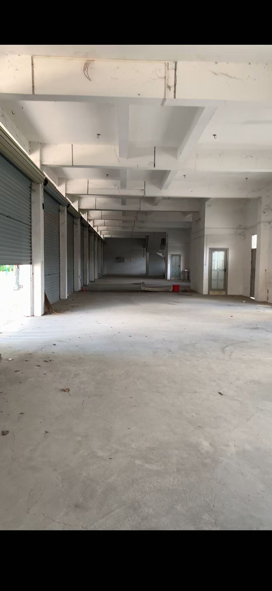 门面里面开阔全通