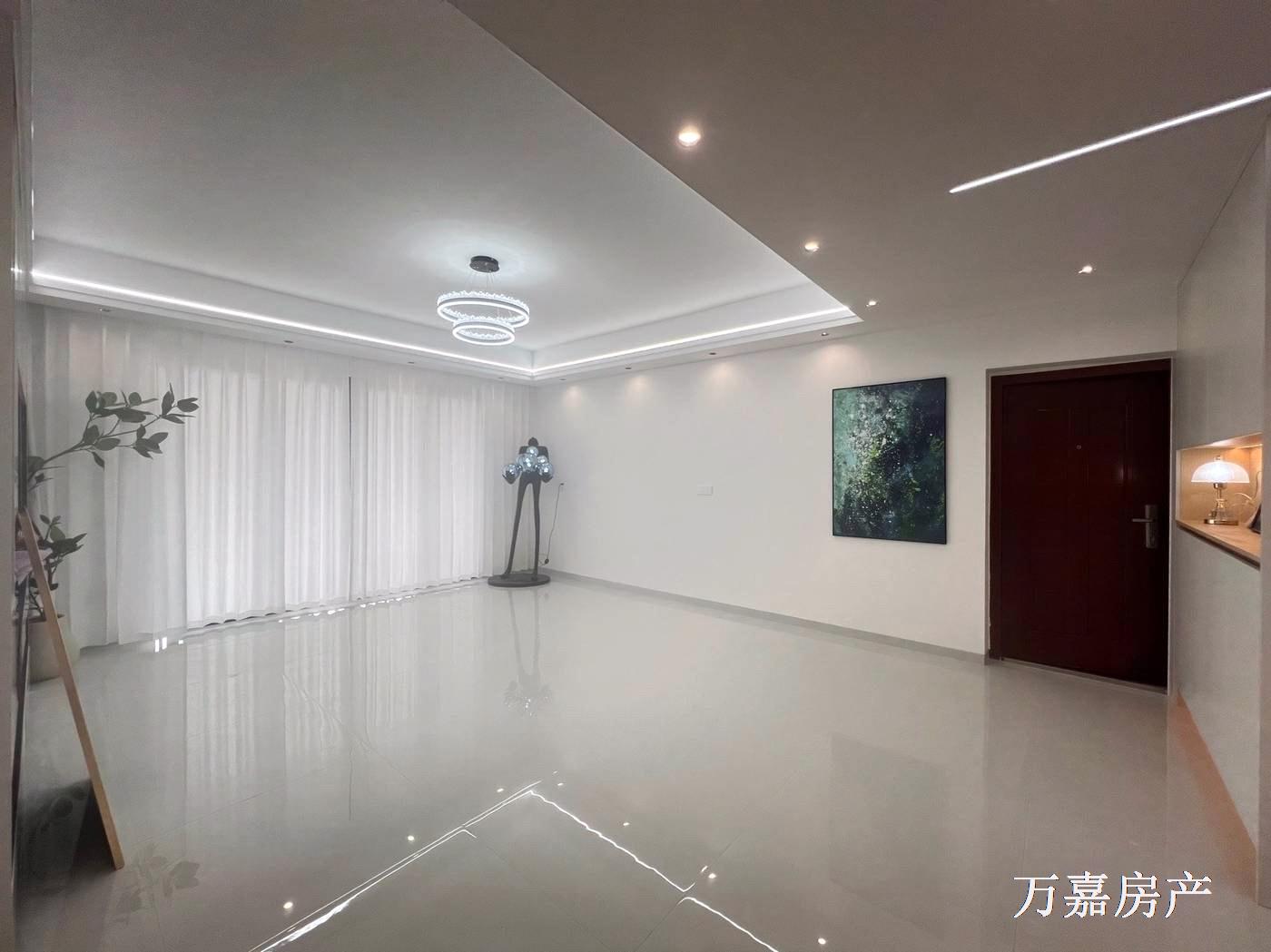 首付1万得体育馆附近电梯全新精装4房超大阳台（06793）