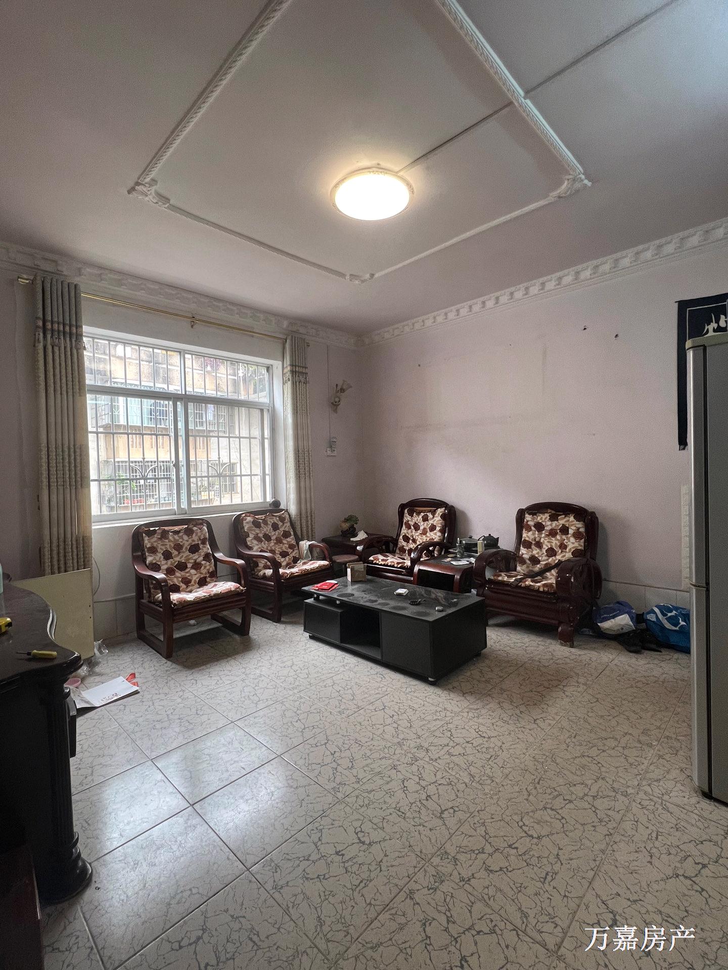 六峰路广场附近明亮4房，位置中心，抛30.8万（04619）18877782388