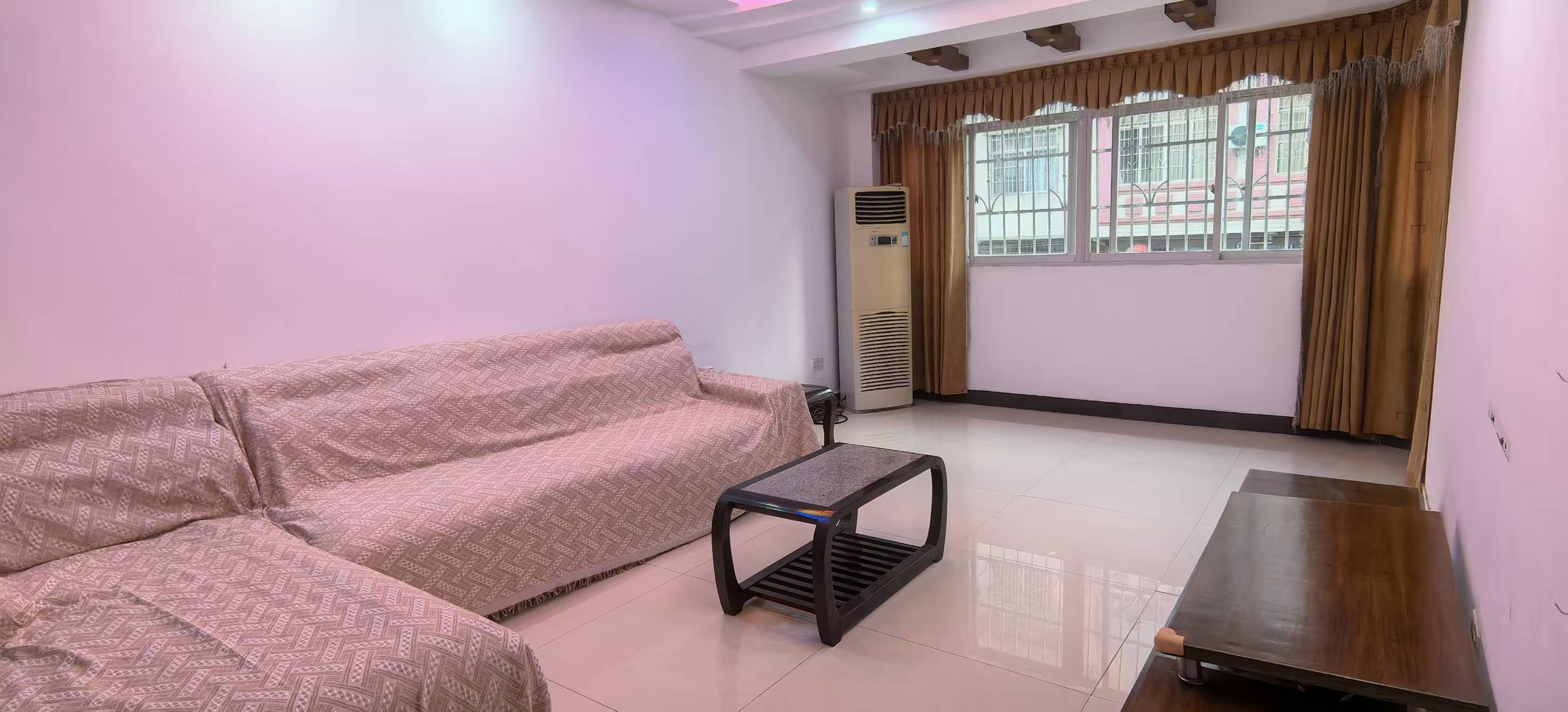 大花坛附近三房出租1300元月，拎包入住18977755568