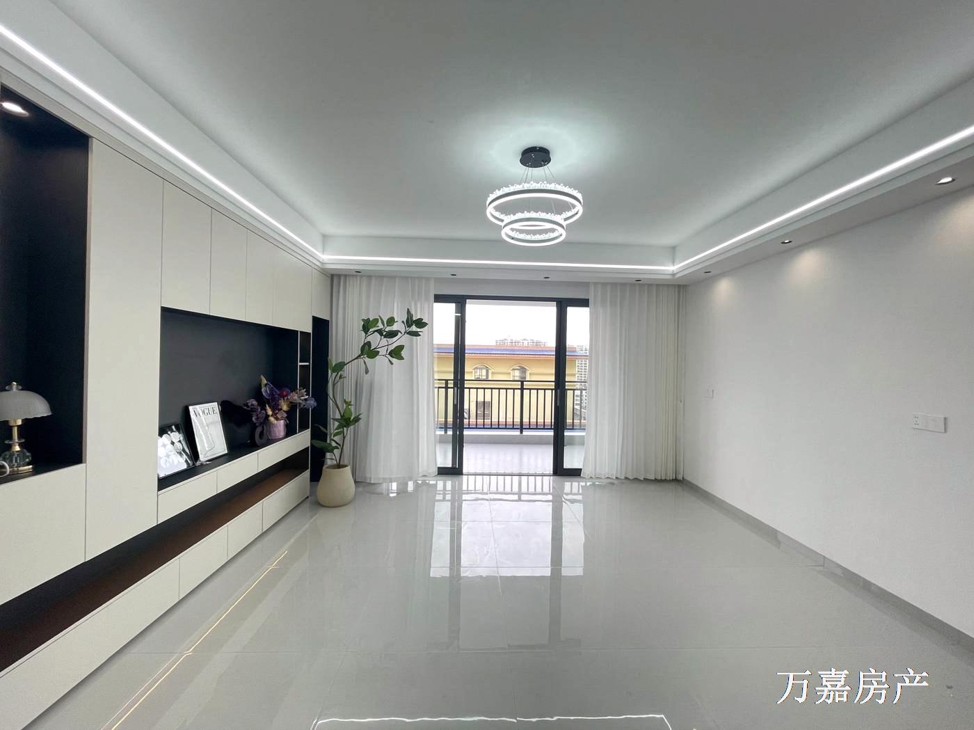 瑞和城电梯全新精装4房超大阳台，抛55.8万（06793）18877782388