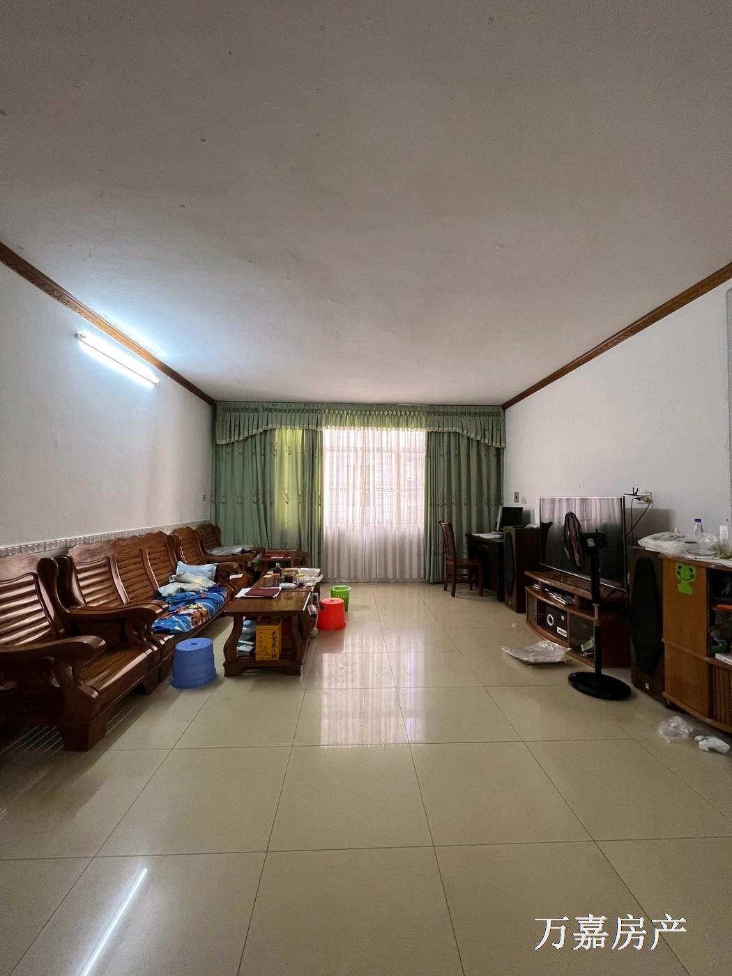 六峰路步行街附近4房，步梯三楼38万（06957）18877782388