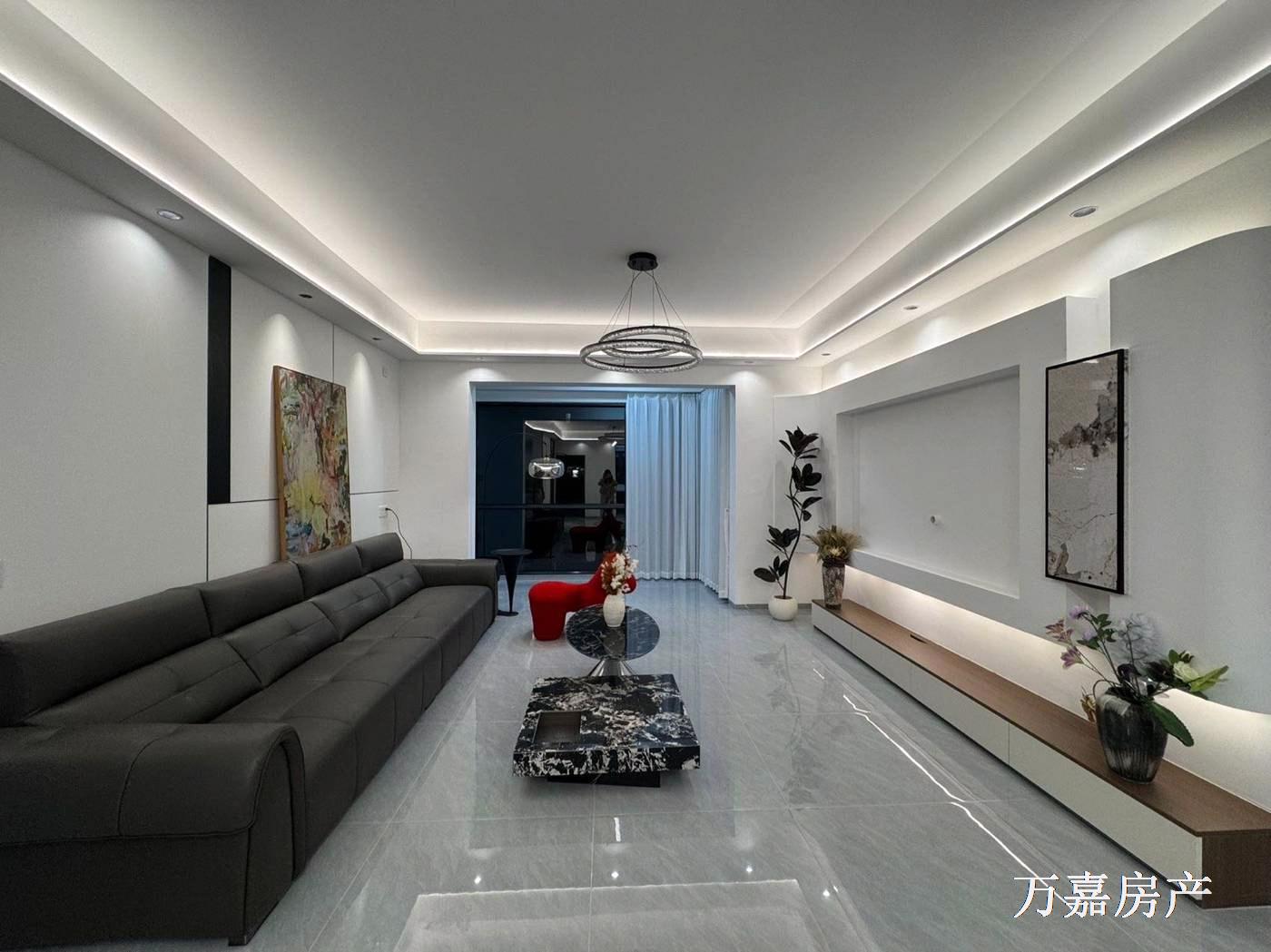 港泰城精装5房3卫送120平大露台，独立使用，75.8万（07131）18877782388