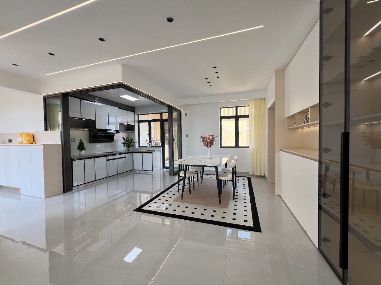 盛天名城三期，精装四房房76.8万