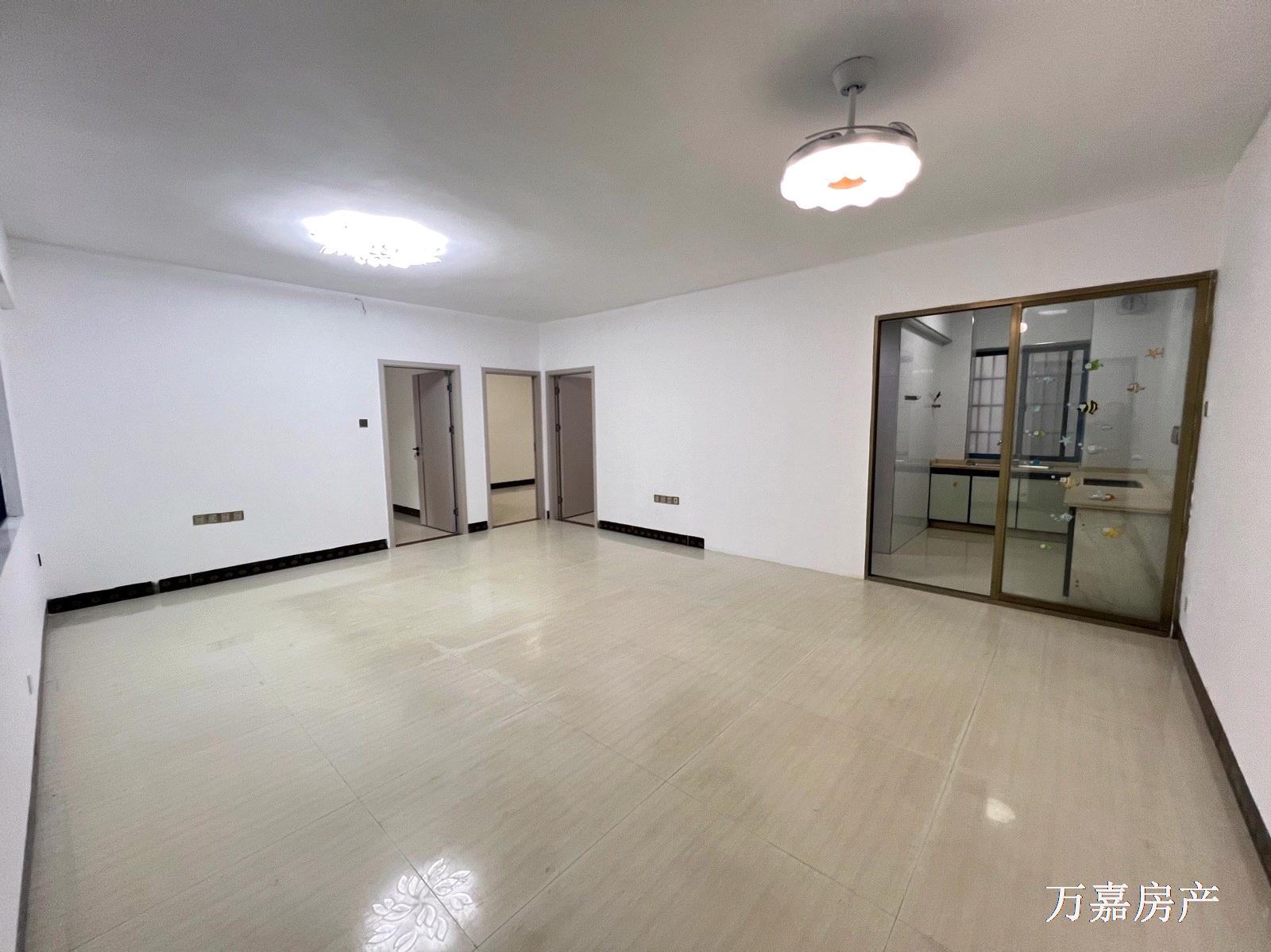 一江两岸附近电梯新净3房，免费停车31.8万（05890）18877782388