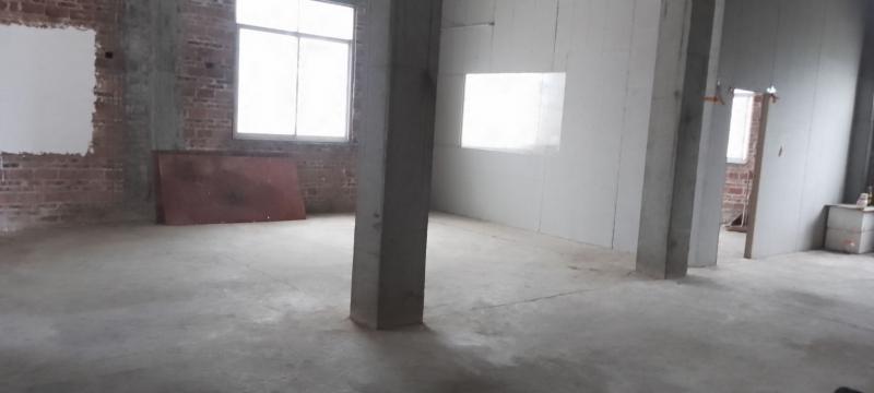 人工湖附近场地：7.2米车可以在门口掉头、水电到位