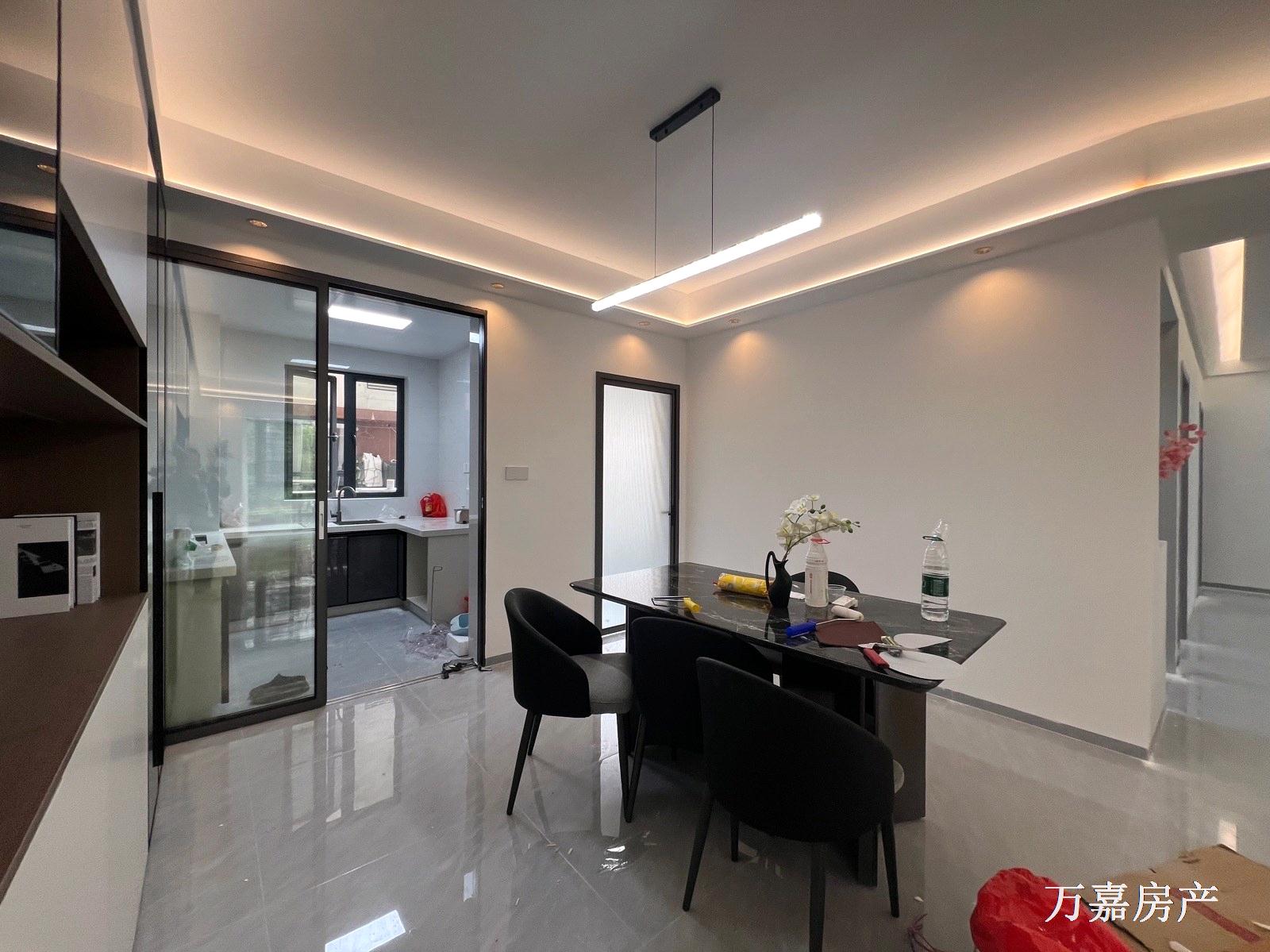 港泰城全新精装4房双主卧双大阳台，还带大露台，75.8万（07202）18877782388