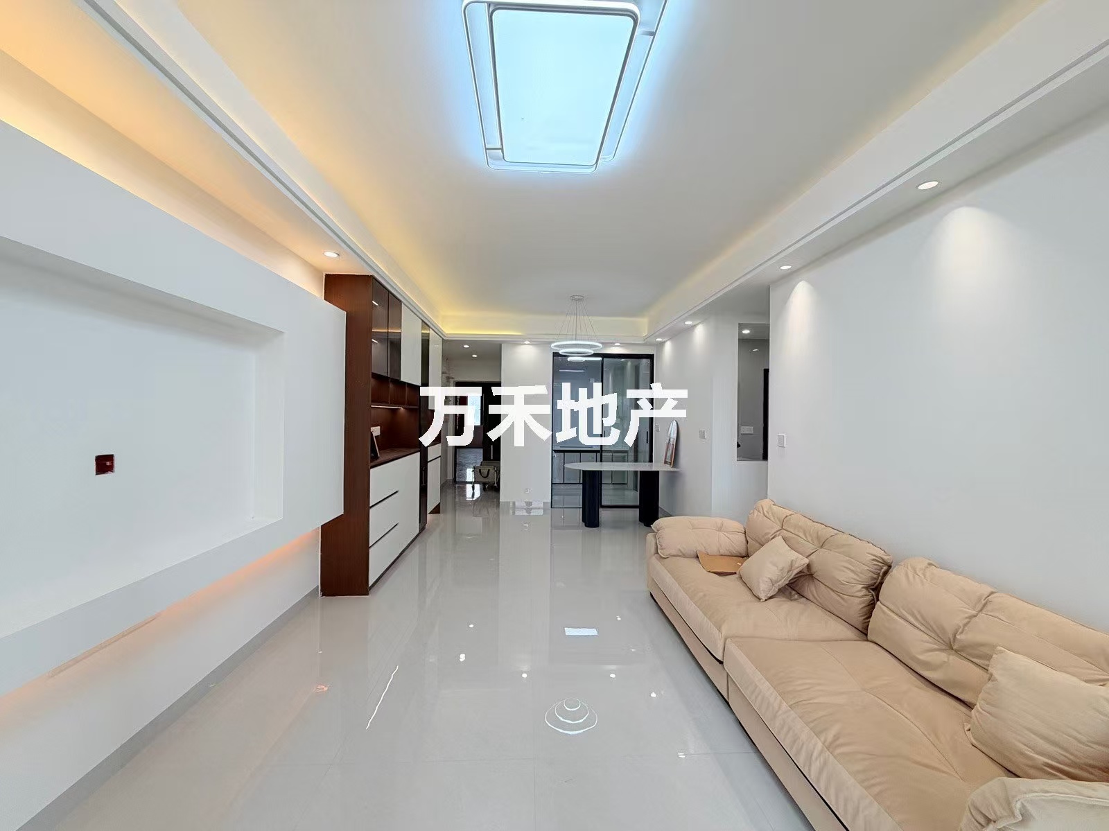 三科最有性价比全新3房，电梯靓楼层，所见即所得，首付5万，看房18277783501侯