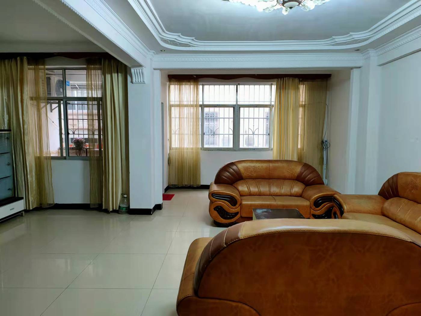 风雨桥旁三房，二楼，1000/月，家具家电齐，看房：13617771905 蒙