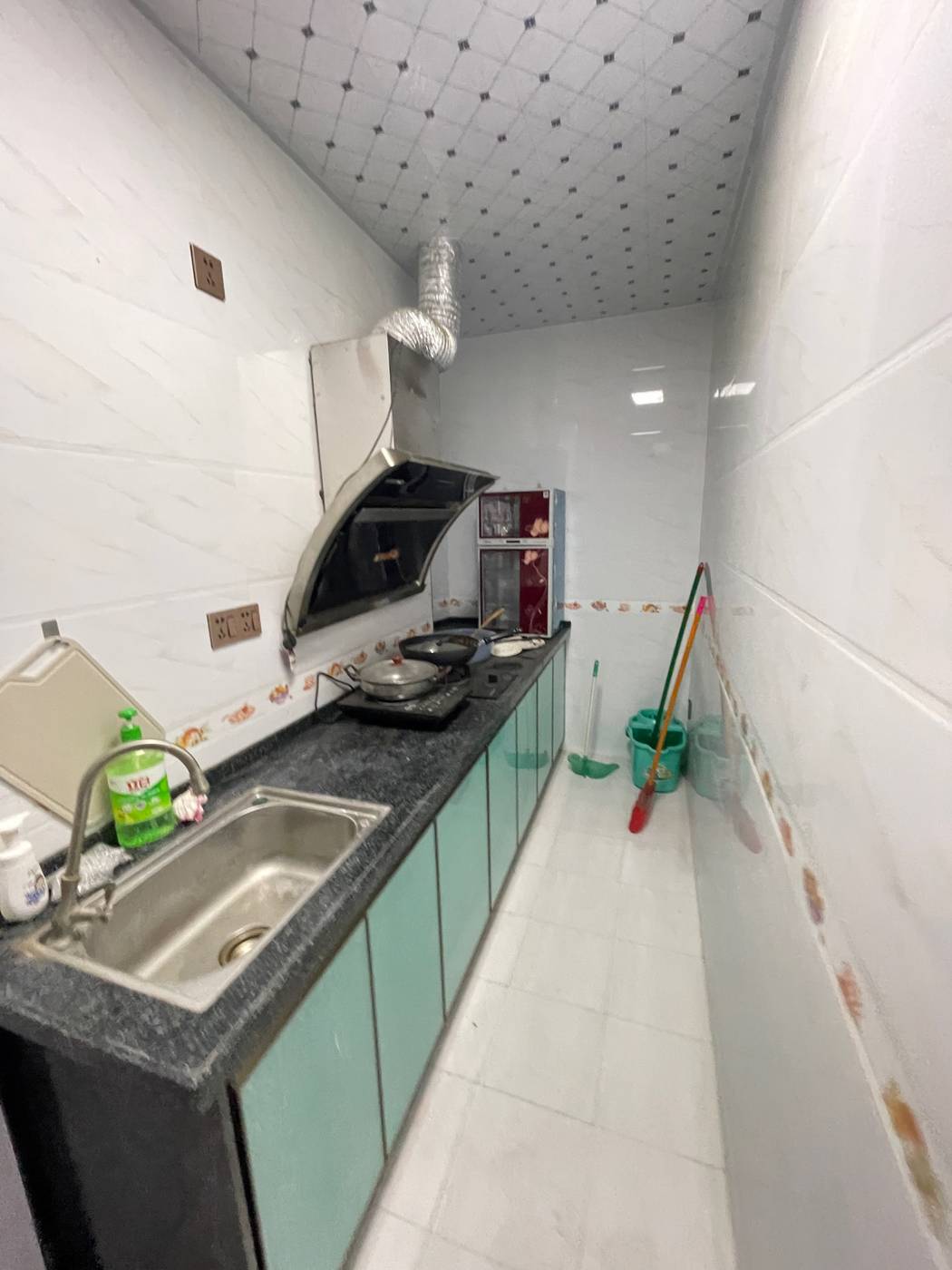 人民医院附近电楼两房，售32万，首付4.8万，看房：13617771905 蒙